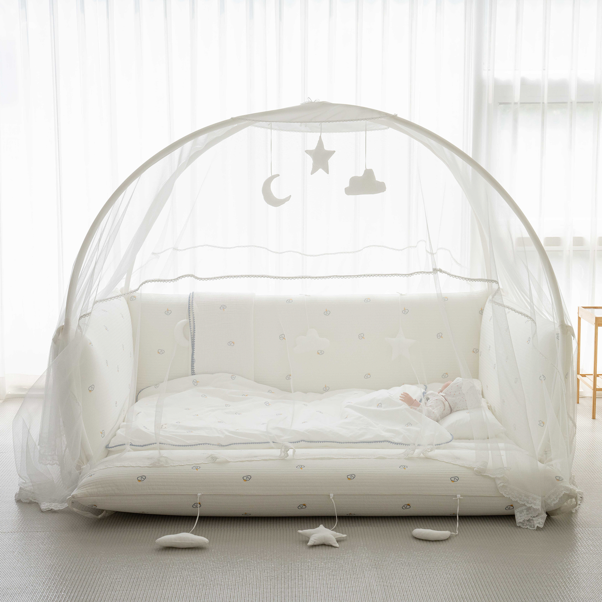 LOLBaby Cotton Embroidery Bumper Bed with Hanging Toy and Canopy - Cloud White