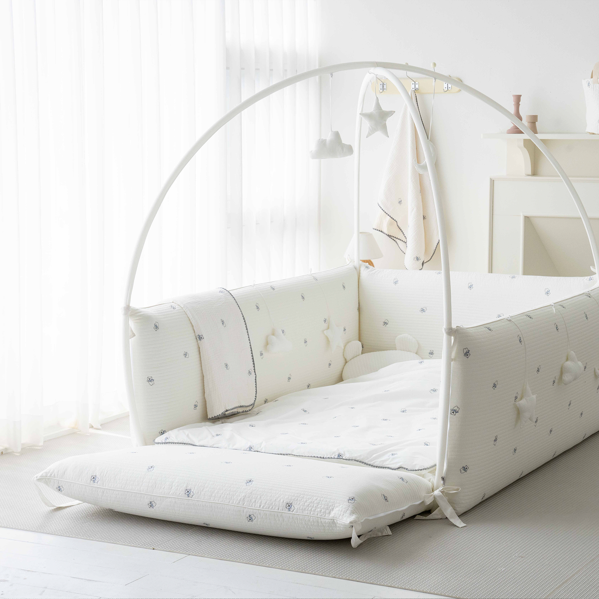 LOLBaby Cotton Embroidery Bumper Bed with Hanging Toy and Canopy - Polar Bear